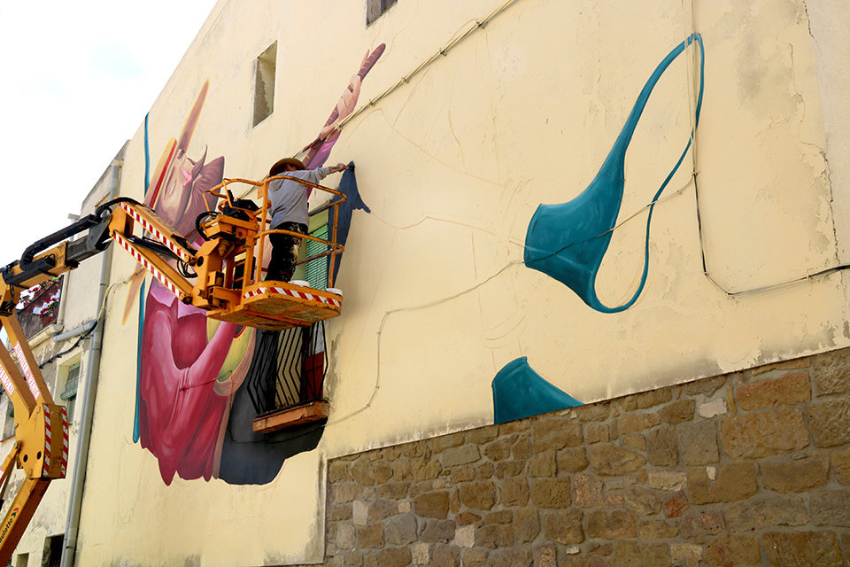 L'artista italiana Rame 13 pintant un mural al 8è Gargar de Penelles - Foto: Anna Berga