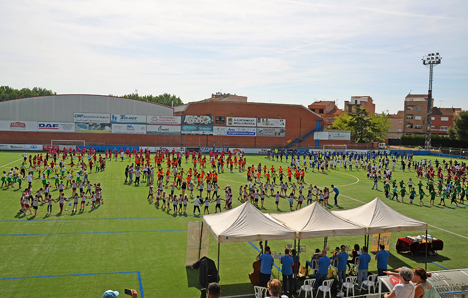 La Trobada Intercomarcal d'Escolars de les comarques de Lleida del projecte 'Saltem i Ballem', al Camp d'Esports de Mollerussa - Foto: Cedida per l'Ajuntament de Mollerussa