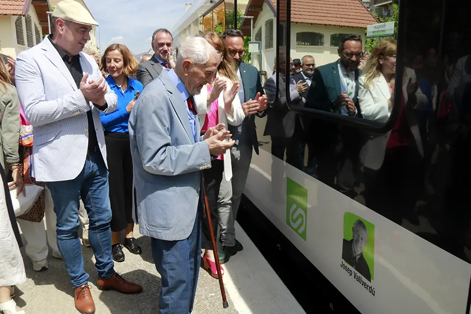 Josep Vallverdú acompanyat dels consellers Juli Fernàndez i Natàlia Garriga al tren de FGC que duu el nom de l'escriptor - Foto: Anna Berga