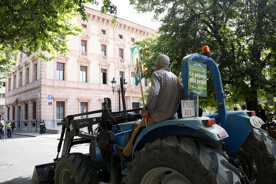 Tractorada d'UP davant la subdelegació del govern espanyol a Lleida

Data de publicació: dimarts 09 de maig del 2023, 12:26

Localització: Lleida

Autor: Laura Cortés