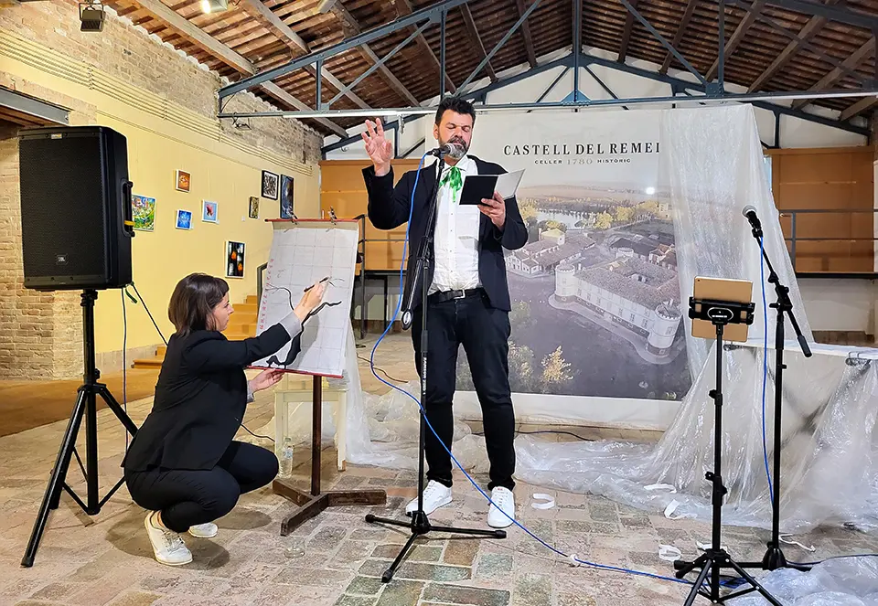 Clausura del cicle 'Lletres i vins' de la Biblioteca Comarcal Jaume Vila de Mollerussa al Castell del Remei, amb el recital dels 'Versos de boira i aigua' amb Anton Not i Heura Gaya, en homenatge al centenari de Josep Vallverdú - Foto: Cedida per l'Ajuntament de Mollerussa