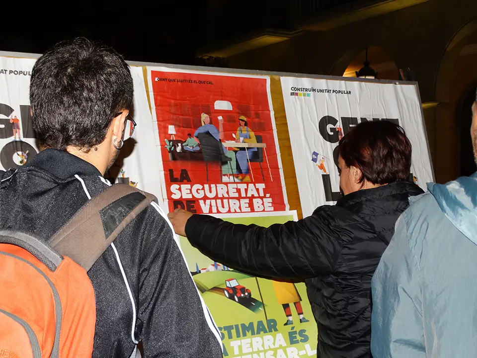 Els membres de la llista de la CUP Mollerussa a l'enganxada de cartells electorals que ha donat el tret de sortida a la campanya de les pròximes eleccions municipals - Foto: Marina Pallàs Barta