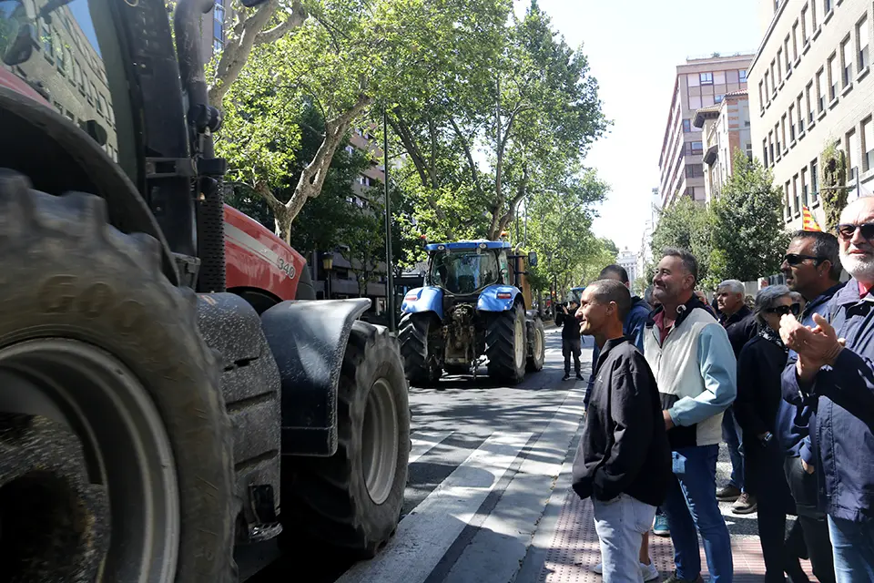 Tractorada d'UP davant de la CHE, a Saragossa, per la sequera - Foto: Oriol Bosch

Data de publicació: dimarts 16 de maig del 2023, 12:32

Localització: Saragossa

Autor: Oriol Bosch