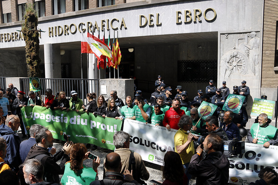 Protesta d'UP davant de la CHE, a Saragossa, per la sequera - Foto: Oriol Bosch

Data de publicació: dimarts 16 de maig del 2023, 12:32

Localització: Saragossa

Autor: Oriol Bosch