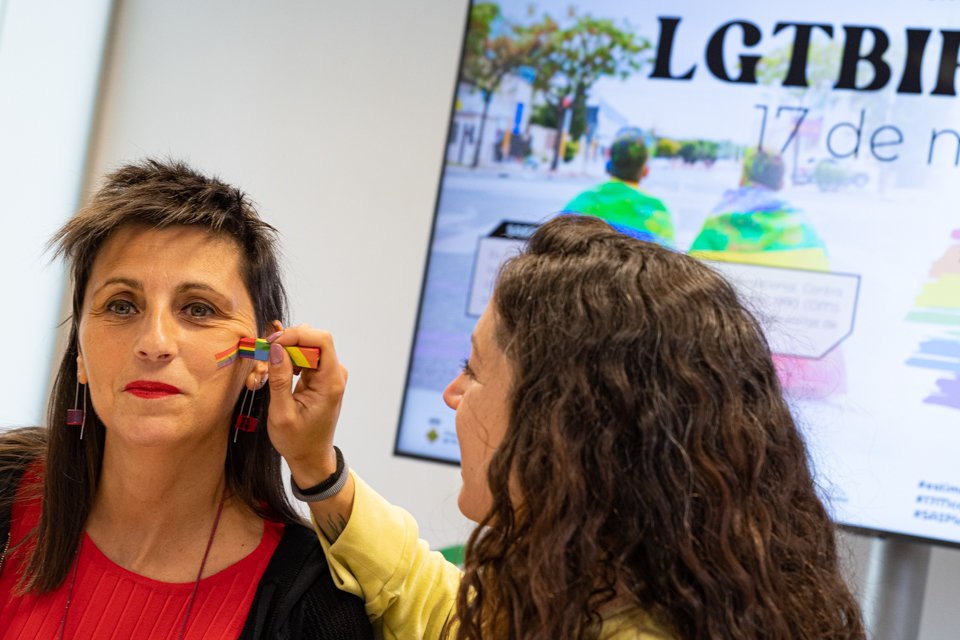 Raquel Pueyo prova la cera especial amb els colors de l'arc iris a Mar Torrent,a l'Oficina Jove presenta els actes del dia Mundial contra la LGTBIfòbia - Foto: Jordi Vinuesa
