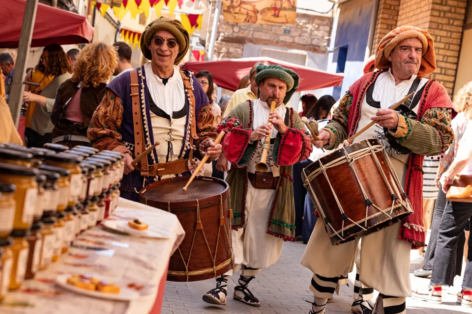 Actuació d'un grup musical al Mercat Barroc de la Festa Major de Sant Gaietà 2023 a Aitona - Foto: Jordi Vinuesa