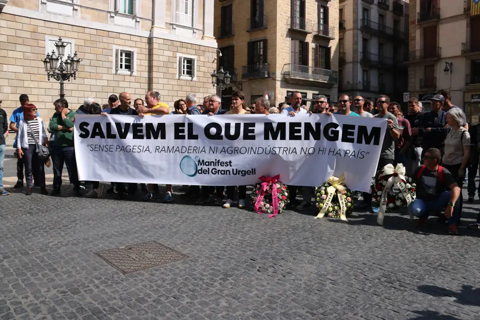 Pagesos de Ponent manifestant-se contra el tancament del canal d'Urgell i Segarra-Garrigues a la plaça Sant Jaume - Foto: Maria Aladern