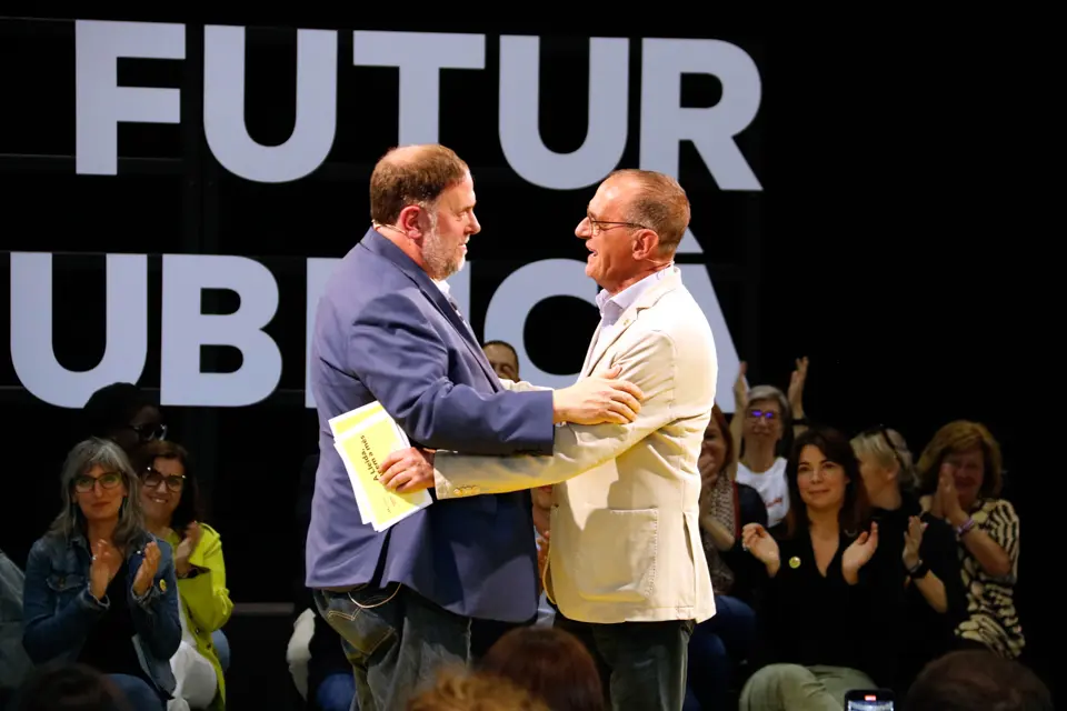 El president d'ERC, Oriol Junqueras, amb l'alcalde i candidat a la reelecció a la Paeria, Miquel Pueyo, a l'acte central de campanya del partit a Lleida, al pavelló dels Magraners - Foto: Laura Cortés