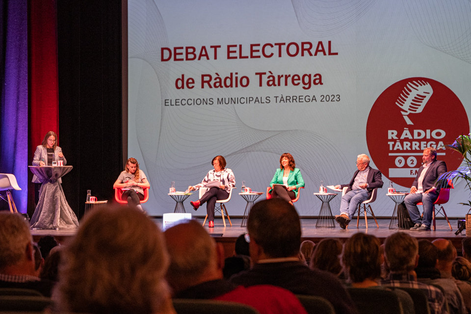 Els caps de llista de CUP, Junts, ERC, PL i PSC durant el debat electoral organitzat per Ràdio Tàrrega - Foto Jordi Vinuesa