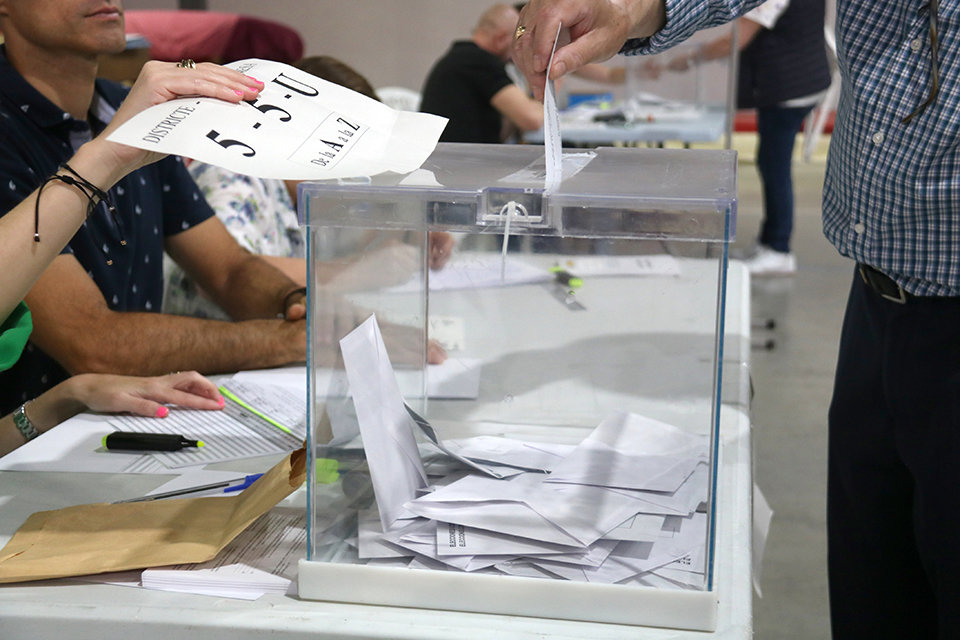 Una persona introdueix el seu vot en una urna del col·legi Fedac de Lleida

Data de publicació: diumenge 28 de maig del 2023, 11:10

Localització: Lleida

Autor: Ignasi Gómez