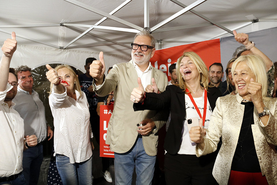 Fèlix Larrosa celebra amb companys del partit el triomf del PSC a la ciutat de Lleida

Data de publicació: diumenge 28 de maig del 2023, 23:18

Localització: Lleida

Autor: Laura Cortés