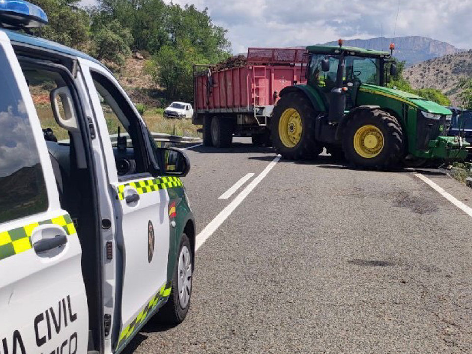 Un vehicle de la Guàrdia Civil de Trànsit al davant d'un tractor involucrat en un sinistre a la carretera N-230, a Areny de Noguera (Osca) - Foto: Guàrdia Civil