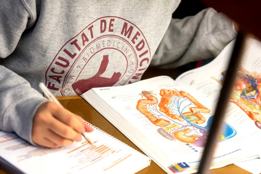 Estudiant a Ciències de la Salut / Foto: Jordi V. Pou