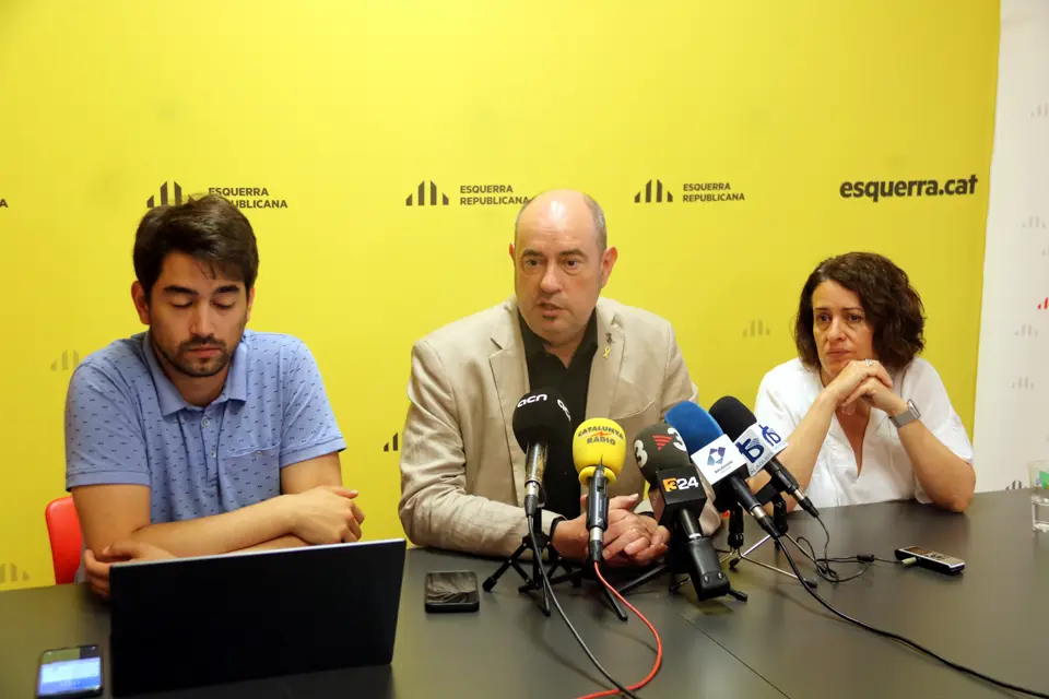 L'alcalde en funcions de Balaguer i candidat d'ERC, Jordi Ignasi Vidal, acompanyat d'Ester Guarné i Kevin Bruque, número 2 i 3 a la llista republicana, respectivament - Foto: Anna Berga