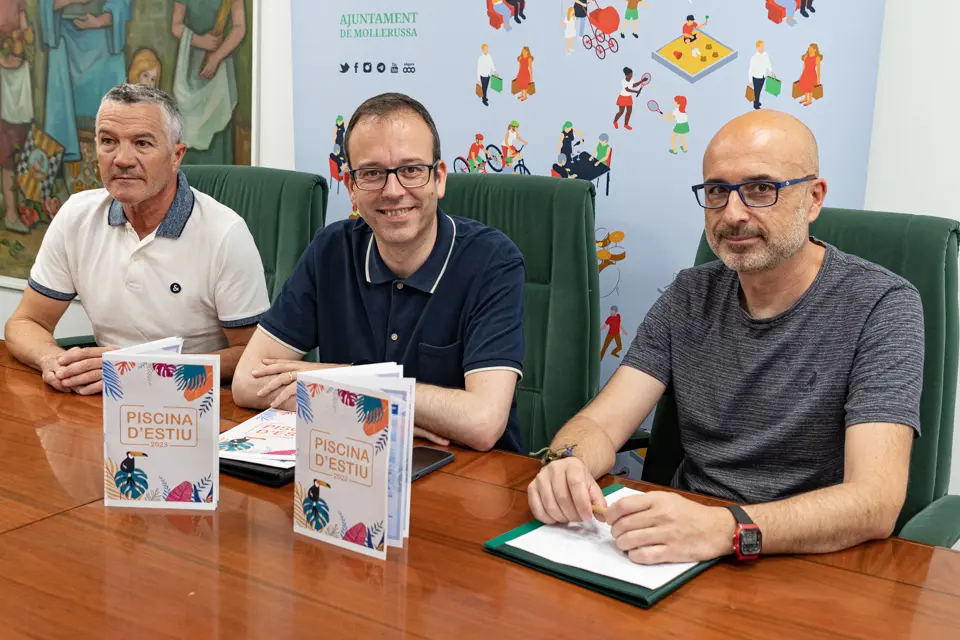 Roda de premsa de l'alcalde en funcions de Mollerussa, Marc Solsona, acompanyat del regidor en funcions d’Esports, Bernat Díaz, i del tècnic responsable de l’equipament, Gerard Nabau per anunciar l'obertura de la piscina d'estiu a Mollerussa - Foto: Jordi Vinuesa