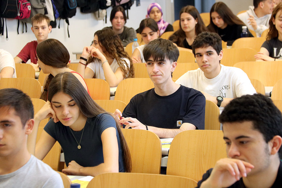 Estudiants de Batxillerat en una classe al Campus de Cappont de la UdL moments abans de començar la selectivitat

Data de publicació: dimecres 07 de juny del 2023, 10:39

Localització: Lleida

Autor: Anna Berga