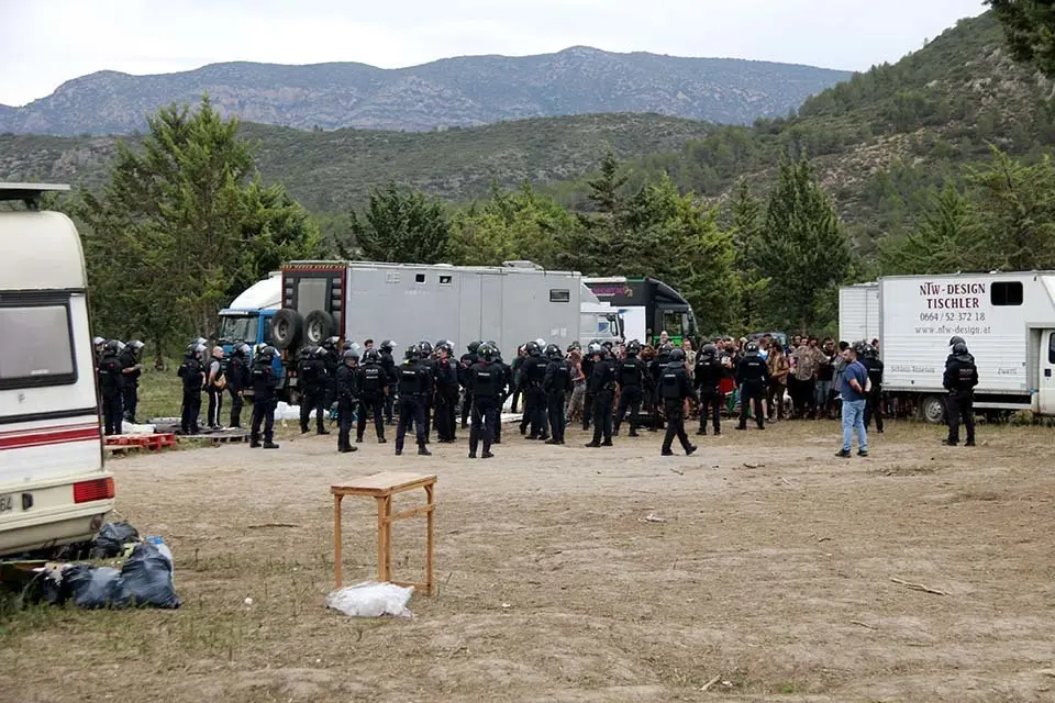 Agents dels Mossos d'Esquadra encerclant els participants a la r'ave' d'Ivars de Noguera abans d'identificar-los 

Data de publicació: dimecres 07 de juny del 2023, 19:57

Localització: Ivars de Noguera

Autor: Anna Berga