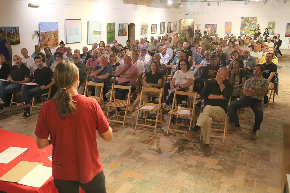 Imatge de l'assemblea sobre la gestió de l'aigua celebrada al Castell del Remei

Data de publicació: diumenge 11 de juny del 2023, 12:08

Localització: Penelles

Autor: Ignasi Gómez