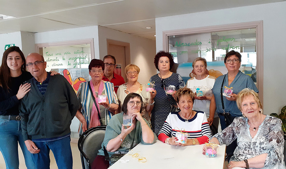 Participants en el taller d'elaboració de sabons organitzat des del Casal Municipal Sènior de Mollerussa - Foto: Ajuntament de Mollerussa