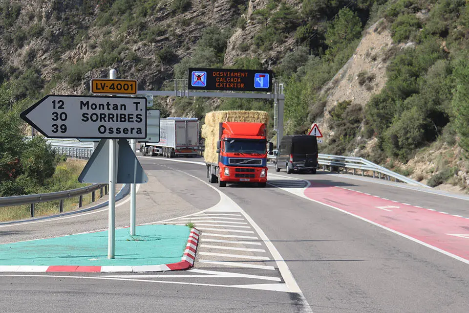 El desviament cap al nucli de Montant de Tost des de la C-14, amb un senyal lluminós al fons que indica que el túnel de Tresponts està tancat i que el trànsit es desvia per l'antiga carretera

Data de publicació: dijous 22 de setembre del 2022, 12:45

Localització: Organyà

Autor: Albert Lijarcio