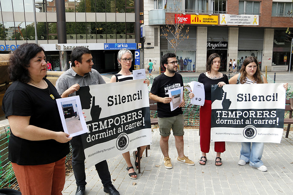Membres de la plataforma Fruita amb Justícia Social amb pancartes davant la delegació del Govern a Lleida

Data de publicació: dimecres 21 de juny del 2023, 13:36

Localització: Lleida

Autor: Oriol Bosch