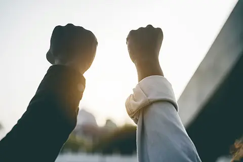 Black people holding hands during protest for no racism - Empowerment and equal rights concept - Soft focus on right hand - Foto: DisobeyArtPh (Envato)