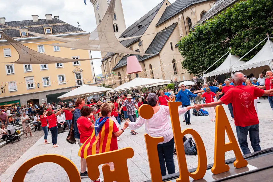 Ballada de sardanes a la Rathausplaz, Aquest espai cèntric de Villach va ser l'epicentre de la gran majoria d'activitats de l'Aplec a la ciutat - Foto: Jordi Vinuesa