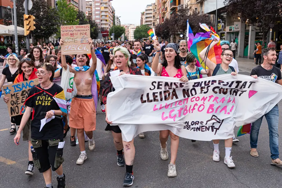 La Manifestació per l'alliberament sexual i de gènere descendint per l'avinguda de Balmes de Lleida - Foto: Jordi Vinuesa