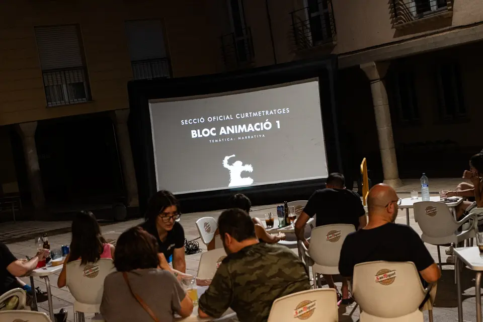 Projecció de la secció Oficial de Curtmetratges a la plaça Sant Antoni de Tàrrega - Foto: Jordi Vinuesa