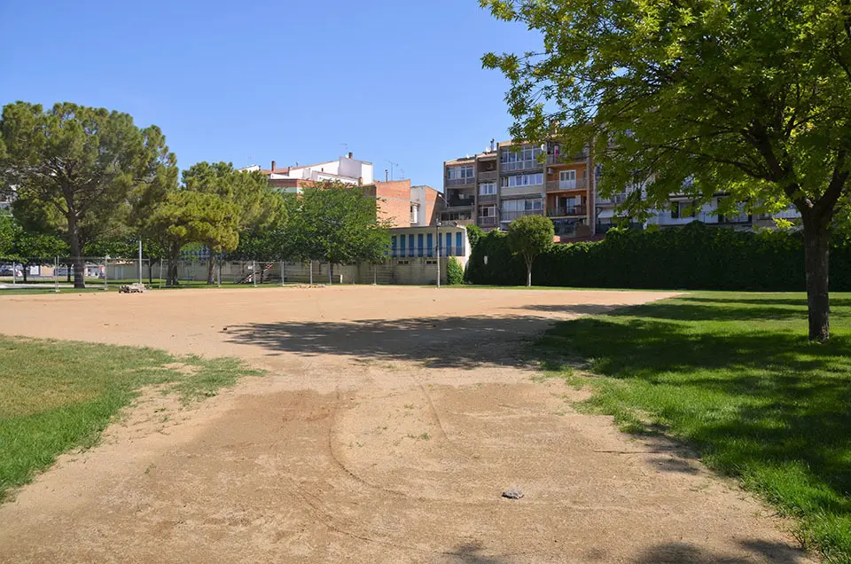 L'àrea on s'emplaçava fins aquest any l'antiga piscina, que va ser coberta en estar en desús - Foto: Ajuntament de Mollerussa