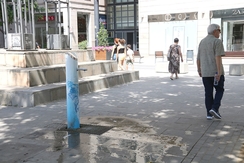 Un home d'edat avançada camina amb una ampolla d'aigua a la mà vora d'una font prop de l'Eix Comercial a Lleida

Data de publicació: dilluns 10 de juliol del 2023, 15:18

Localització: Lleida

Autor: Ignasi Gómez