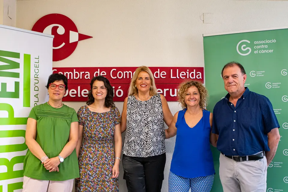 Eva Lorente, membre de la junta d'Agrupem i cap d'ADEL (Atenció Domiciliària Eva Lorente); Eva Figueras, gerent de l'AECC Lleida; Josep Ramon Pons, membre de la junta d'Agrupem i director general d'Arcusin; Aida Anglès, psicòloga i tècnica de l'AECC Lleida; i Alícia Badia, tècnica en sostenibilitat d'AECC Lleida; en la presentació de la guia a la Cambra de Comerç de Mollerussa - Foto: Jordi Vinuesa