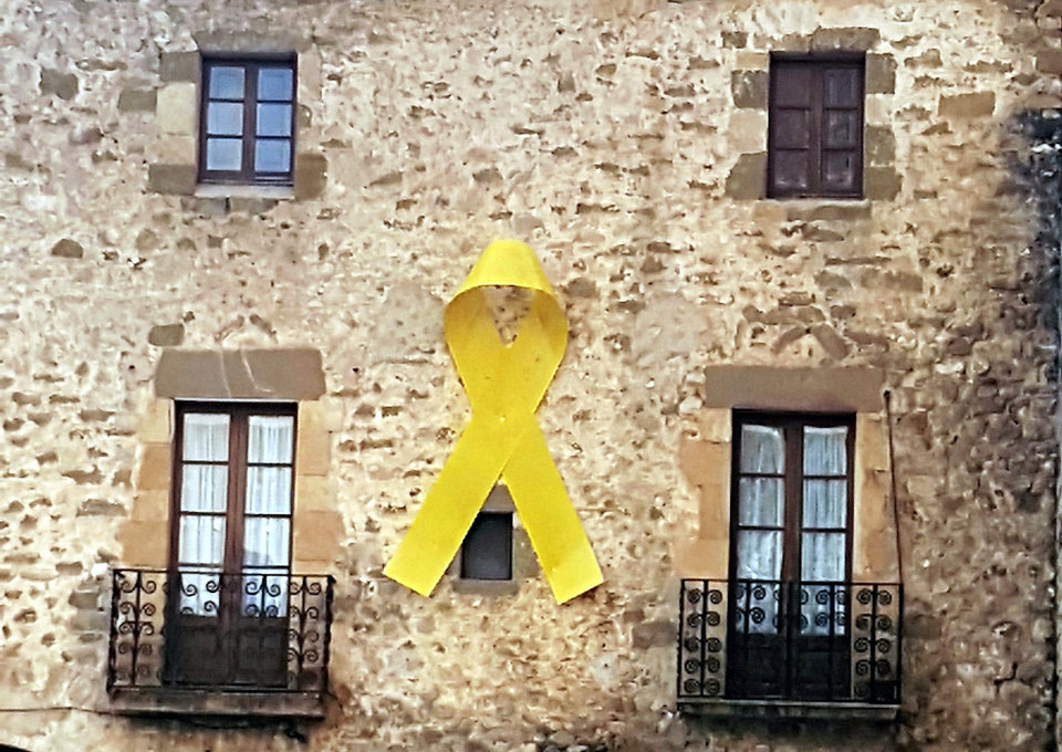 Un llaço groc gegant penjat a la Plaça Major de Lladó l'abril del 2018 - Foto: Gerard Vilà / Arxiu ACN