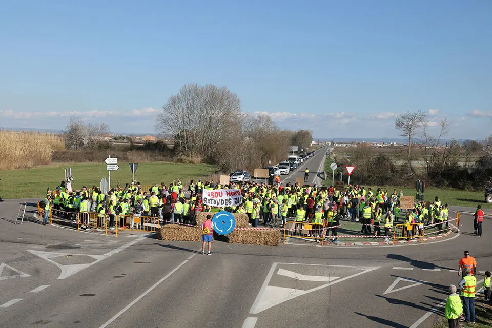 Persones simulen una rotonda a la C-53 a Castellserà