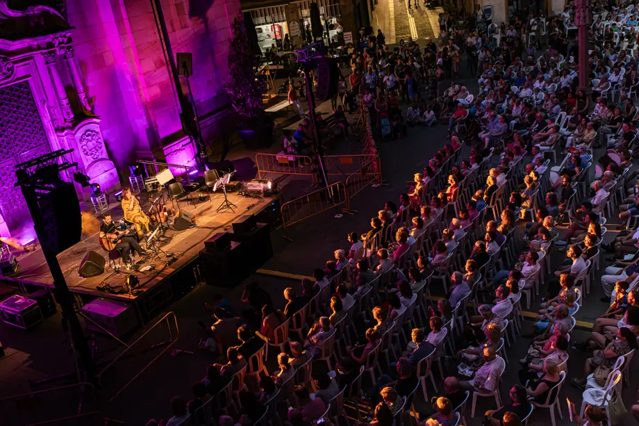 Actuació de Maria del Mar Bonet i Borja Penalba a la plaça Major de Tàrrega durant el 25è Paupaterres - Foto: Jordi Vinuesa