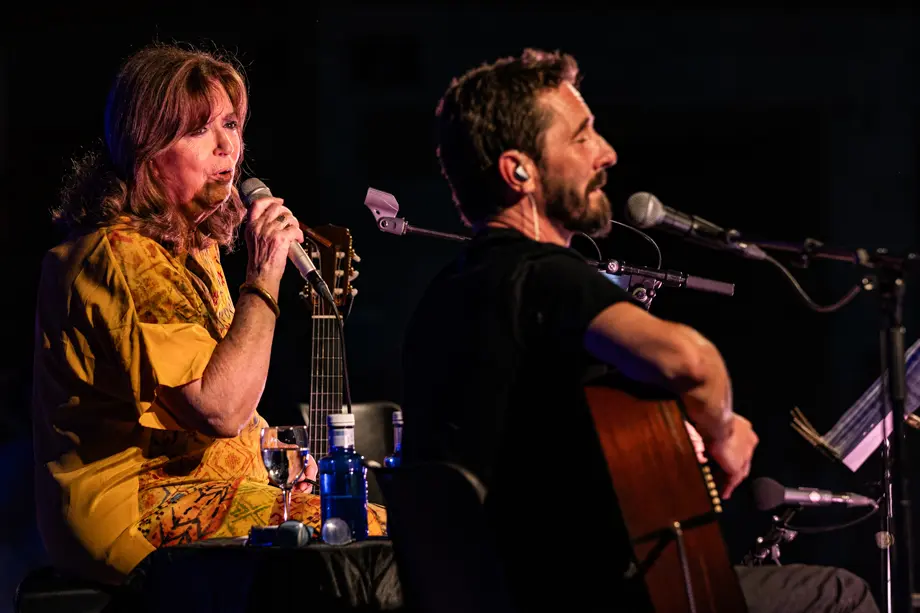 Actuació de Maria del Mar Bonet i Borja Penalba a la plaça Major de Tàrrega durant el 25è Paupaterres - Foto: Jordi Vinuesa