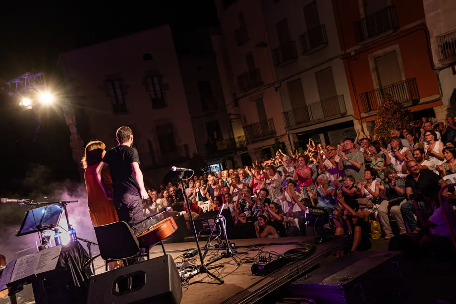 Actuació de Maria del Mar Bonet i Borja Penalba a la plaça Major de Tàrrega durant el 25è Paupaterres - Foto: Jordi Vinuesa