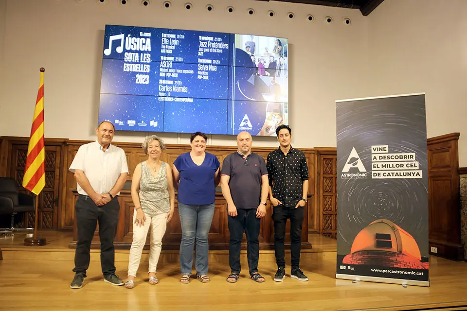 Al centre, la vicepresidenta de l'Institut d'Estudis Ilerdencs, Estefania Rufach, amb l'alcaldessa d'Àger, Mireia Burgués, i el director del Parc Astronòmic del Montsec, Salvador Ribas