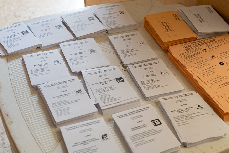 Paperetes de les Eleccions Generals del 23J a un col·legi de Tàrrega - Foto: Jordi Vinuesa