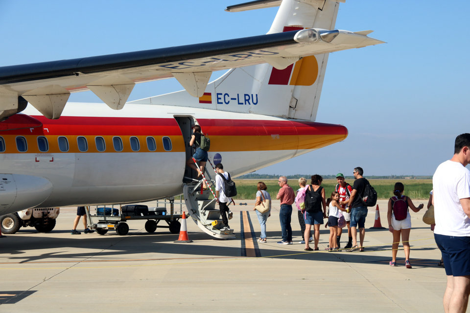 Passatgers a l'aeroport d'Alguaire embarcant a l'avió que fa el trajecte fins a Menorca, el primer de la temporada estiuenca - Foto: Anna Berga