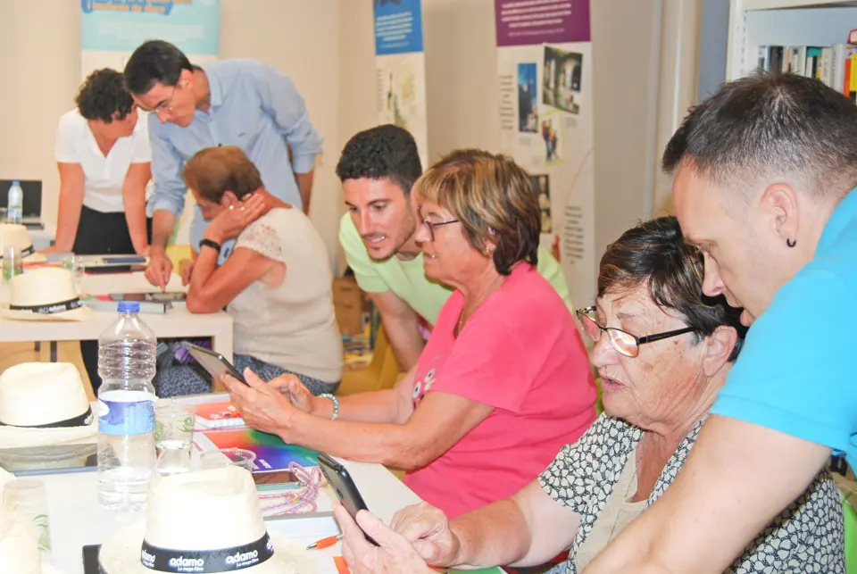 Una desena de veïns i veïnes de Vinaixa participen en un taller de noves tecnologies a la Biblioteca Màrius Torres - Foto: cedida per ADAMO