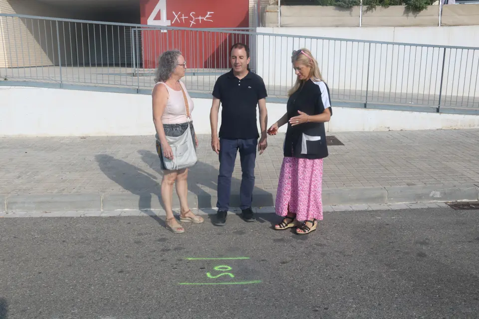 Els veïns observen una de les marques que s'han a tocar d'un bloc de pisos al carrer Vila-seca - Foto: Ignasi Gómez