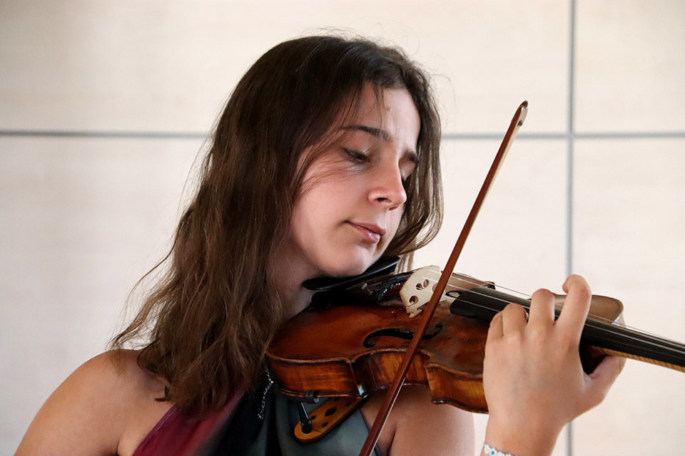 La Joana Espar fa anys que assisteix a l'AIMS per rebre classes de violí- Foto ACN