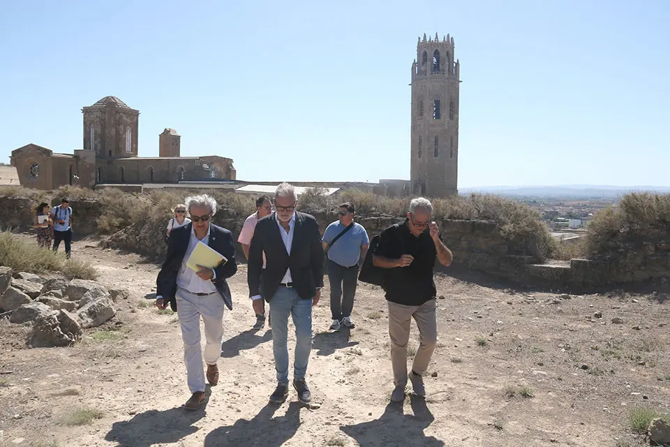 L'alcalde Fèlix Larrosa i el director del consorci del Turó de la Seu Vella durant la visita al Baluard del Rei -Ignasi Gómez -ACN