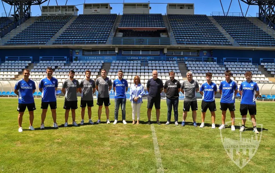 Foto de família amb membres del Lleida Esportiu i la Fundació Esport Lleida - Foto: Lleida Esportiu