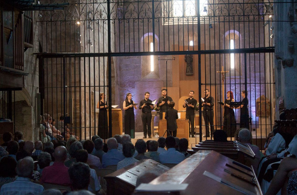 Concert del Cor Cererols i Marc Díaz a l'interior de l'església del Reial Monestir de Santa Maria de Vallbona - Foto: Paula Felis
