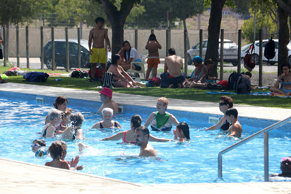Banyistes refrescant-se de la calor a les piscines municipals de Balàfia de Lleida

Data de publicació: dijous 10 d’agost del 2023, 13:45

Localització: Lleida

Autor: Ignasi Gómez