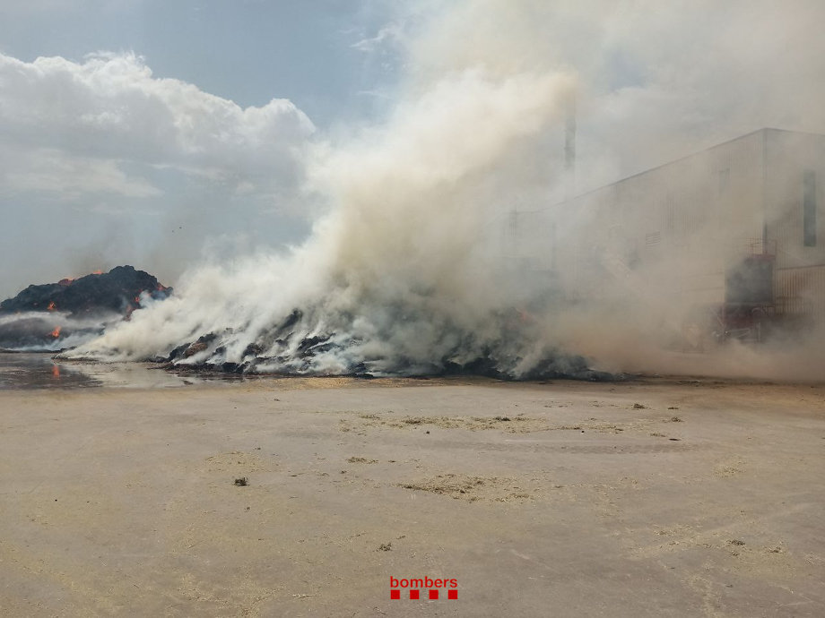 Una pila de farratges cremant a Vallfogona de Balaguer - Foto: Bombers de la Generalitat