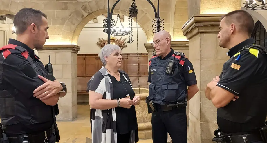 L'alcaldessa accidental de la Paeria, Carme Valls, parlant amb agents dels Mossos i la Guàrdia Urbana - Foto: La Paeria