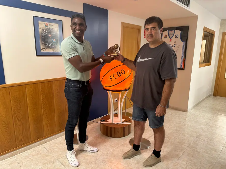 Trobada de Jackson Quiñonez amb el president de la Federació Catalana de Bàsquet, Javier Calles - Foto: Ajuntament de Lleida